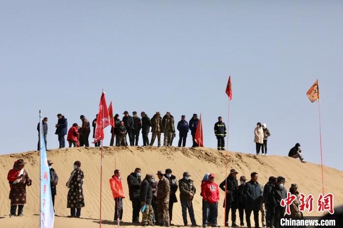 圖為來自各地的觀眾觀看比賽。　貴南縣委宣傳部供圖