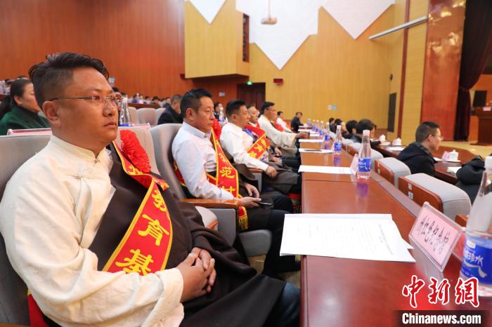 圖為玉樹州民族團結進步創(chuàng)建工作推進會現(xiàn)場?！『F龍 攝