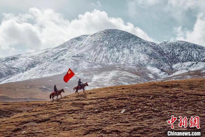 圖為青海省治多縣索加鄉(xiāng)干部群眾。(資料圖) 治多縣委宣傳部 供圖