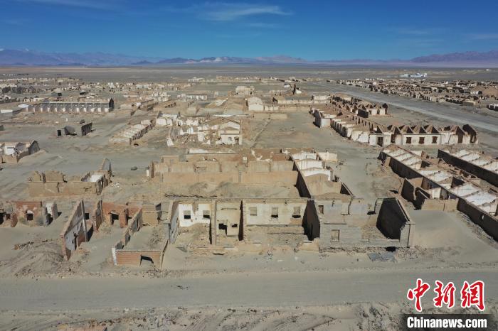 航拍青海省海西蒙古族藏族自治州茫崖市冷湖石油工業(yè)遺址保護(hù)區(qū)。　馬銘言 攝