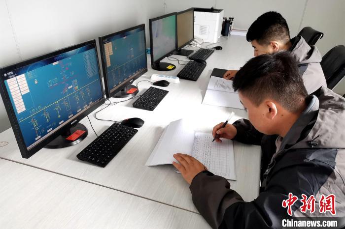 圖為光伏發(fā)電項(xiàng)目升壓站監(jiān)控室?！±铍h 攝