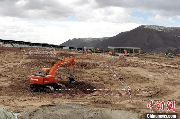 圖為光伏發(fā)電項(xiàng)目施工區(qū)正在抓緊施工?！±铍h 攝