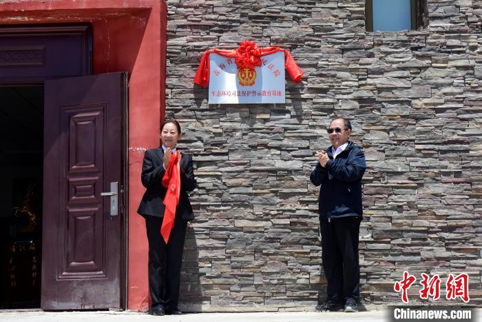 圖為揭牌儀式現(xiàn)場?！埢⒖?攝