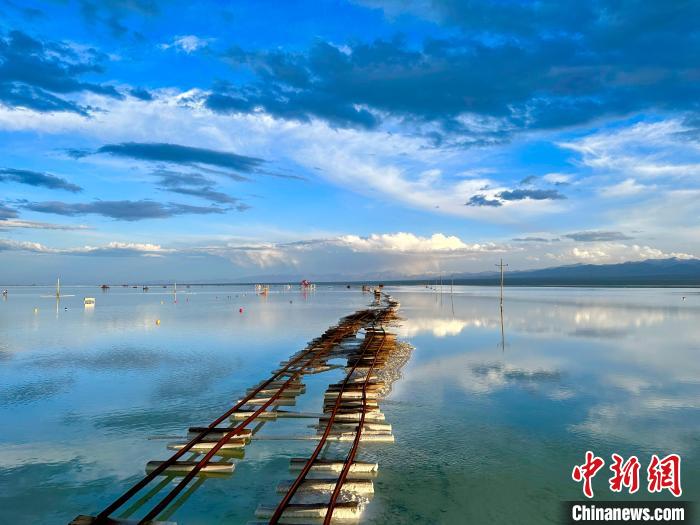 圖為茶卡鹽湖景區(qū)風(fēng)光?！⒀?攝