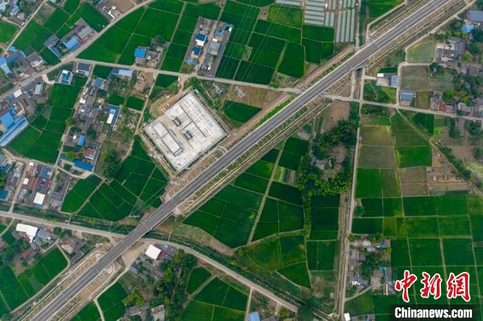 空中俯瞰綿竹牽引變電所和川青鐵路成黃段鐵路線?！⒅铱?攝