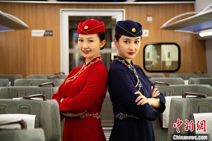 圖為整體色彩以“深藏青”和“喇嘛紅”為主調(diào)的西格段“復(fù)興號(hào)”動(dòng)車組乘務(wù)員新制服?！±罾?攝