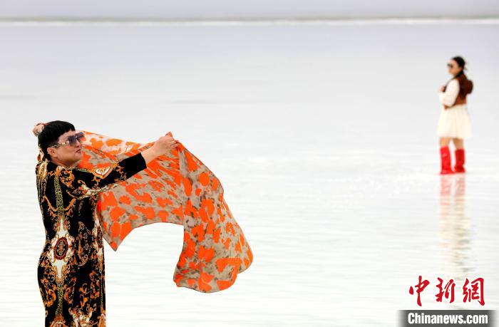 圖為游客在茶卡鹽湖拍照。　薛蒂 攝