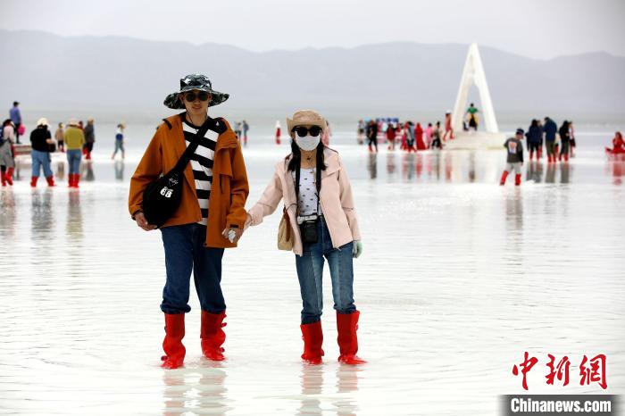 圖為游客在茶卡鹽湖之中?！⊙Φ?攝