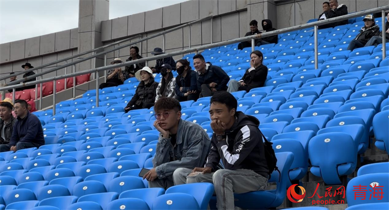 現(xiàn)場觀看“州超”的觀眾。人民網(wǎng) 劉沛然攝