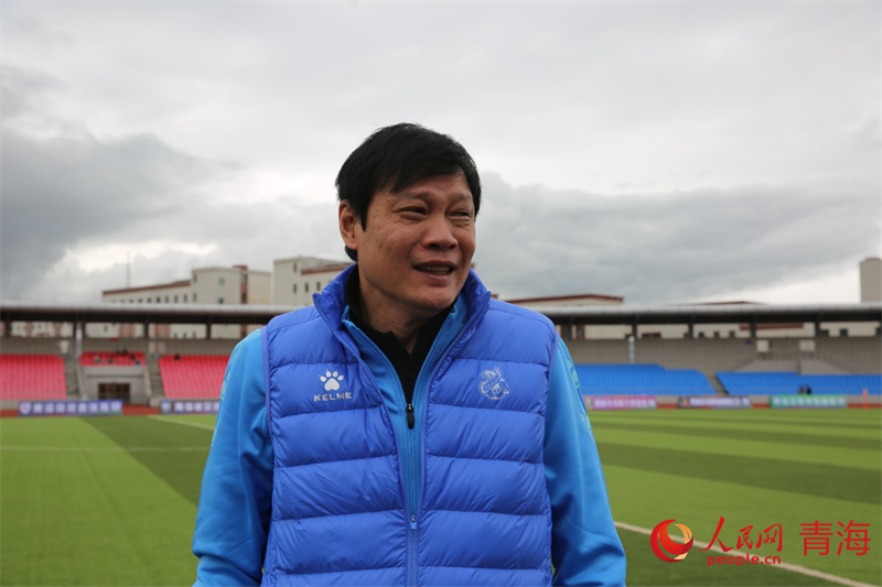 中場休息時(shí)與球員交流的范志毅。人民網(wǎng) 馬可欣攝