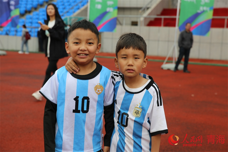 小小足球員。人民網(wǎng) 馬可欣攝