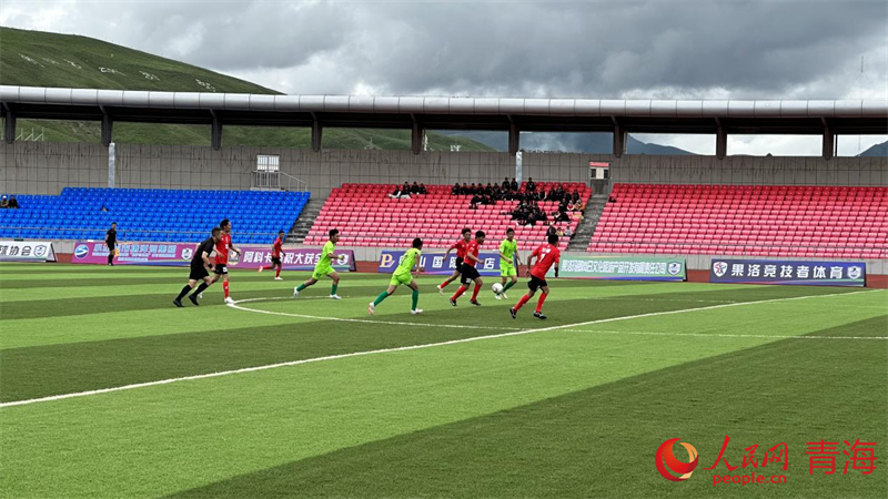 “州超”球員正在拼搶。人民網(wǎng) 劉沛然攝