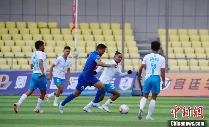 圖為班瑪隊(duì)(白)與達(dá)日隊(duì)在球場(chǎng)進(jìn)行比拼?！●R銘言 攝