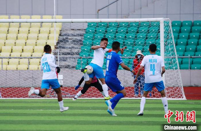 圖為班瑪隊(duì)(白)與達(dá)日隊(duì)在球場(chǎng)進(jìn)行比拼?！●R銘言 攝