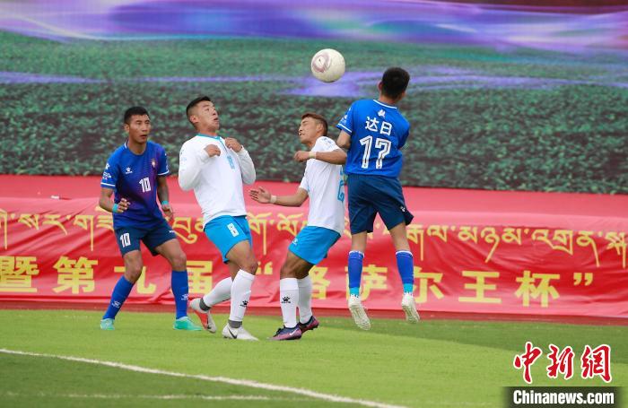 圖為班瑪隊(duì)(白)與達(dá)日隊(duì)在球場(chǎng)進(jìn)行比拼?！●R銘言 攝