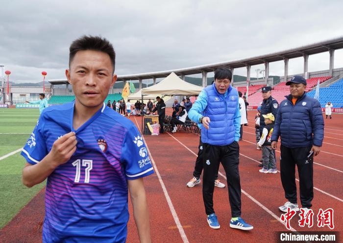 圖為范志毅在球場(chǎng)邊指導(dǎo)球員?！●R銘言 攝