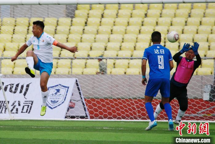 圖為班瑪隊(duì)(白)與達(dá)日隊(duì)在球場(chǎng)進(jìn)行比拼?！●R銘言 攝