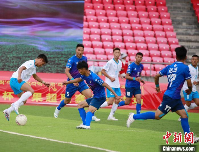 圖為班瑪隊(duì)(白)與達(dá)日隊(duì)在球場(chǎng)進(jìn)行比拼?！●R銘言 攝