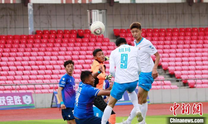 圖為班瑪隊(duì)(白)與達(dá)日隊(duì)在球場(chǎng)進(jìn)行比拼?！●R銘言 攝