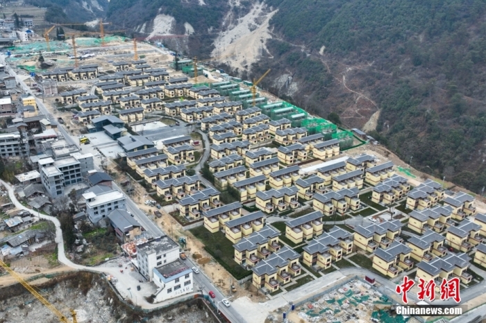 圖為2月1日，瀘定磨西鎮(zhèn)震后重建的安置小區(qū)。(無人機照片)<a target='_blank' href='/'><p  align=
