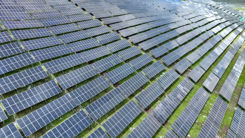 華電金川新能嘎斯都一期20萬千瓦光伏項目。金川縣融媒體中心供圖