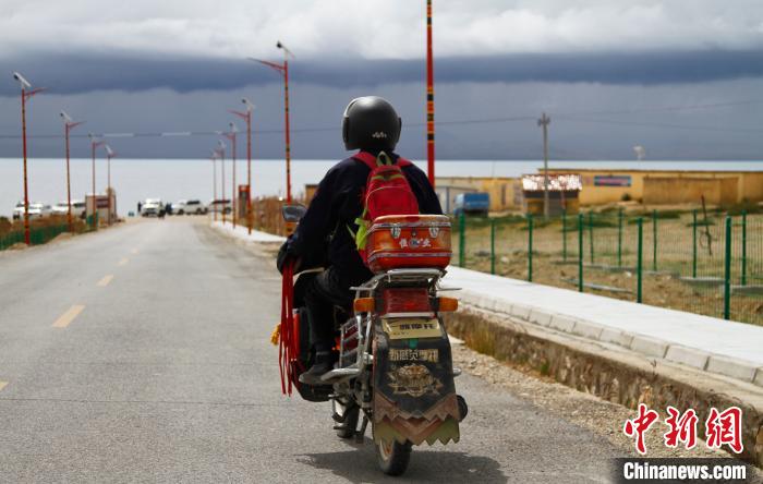 圖為白瑪從家中前往湖邊巡邏?！≮w朗 攝