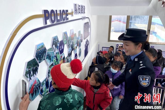 山南邊境管理支隊勒布邊境派出所舉行警營開放日活動，邀請駐地民眾進警營，了解民警工作生活?！∏f冀 攝