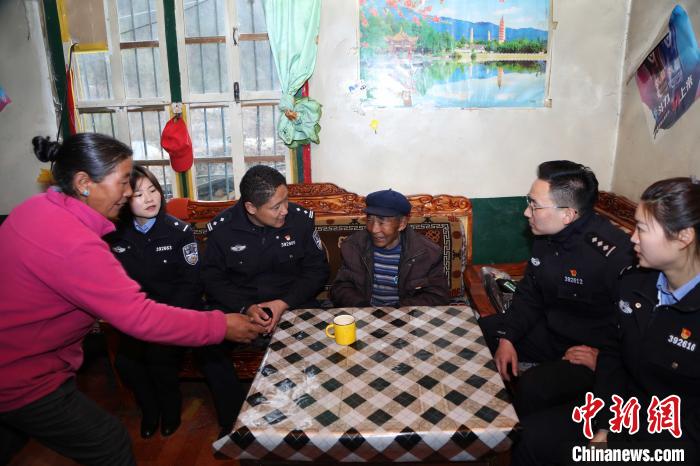 亞東出入境邊防檢查站民警走訪慰問轄區(qū)困難群眾?！堄陱?攝