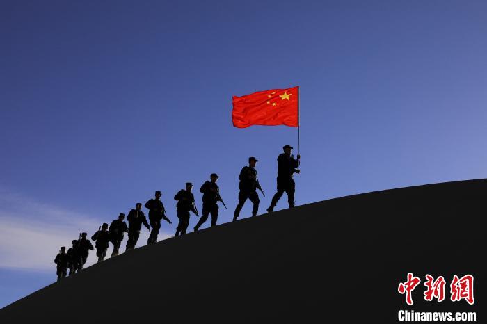 日喀則邊境管理支隊幾腳橋邊境檢查站民警在轄區(qū)開展巡邏工作?！↓埿▲P 攝