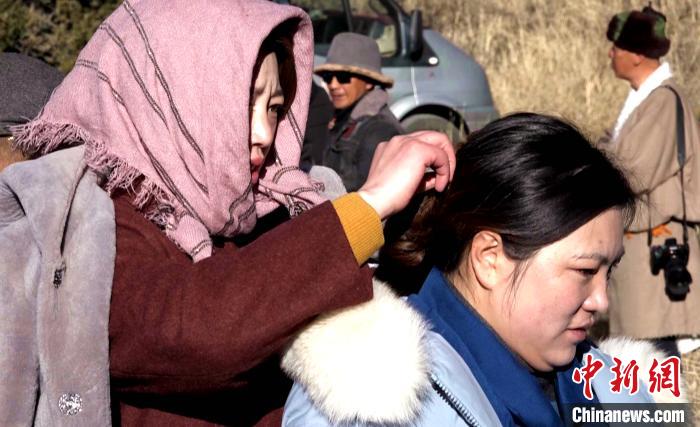 圖為1月13日，電影《雪域青春》群眾演員做拍攝準(zhǔn)備?！∝暽＠?攝