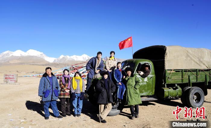 圖為電影《雪域青春》主創(chuàng)團(tuán)隊(duì)在西藏唐古拉山拍攝點(diǎn)。　攝制組供圖 攝