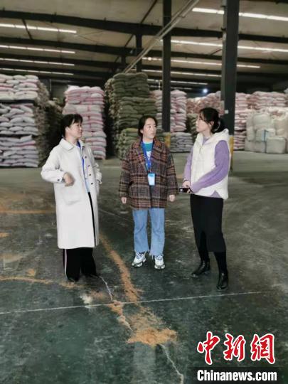 圖為次仁措姆(中)正在開展街道工作。<a target='_blank' ><p  align=