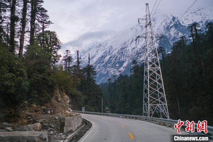 目前唯一進(jìn)出墨脫的公路波墨公路。　何蓬磊 攝