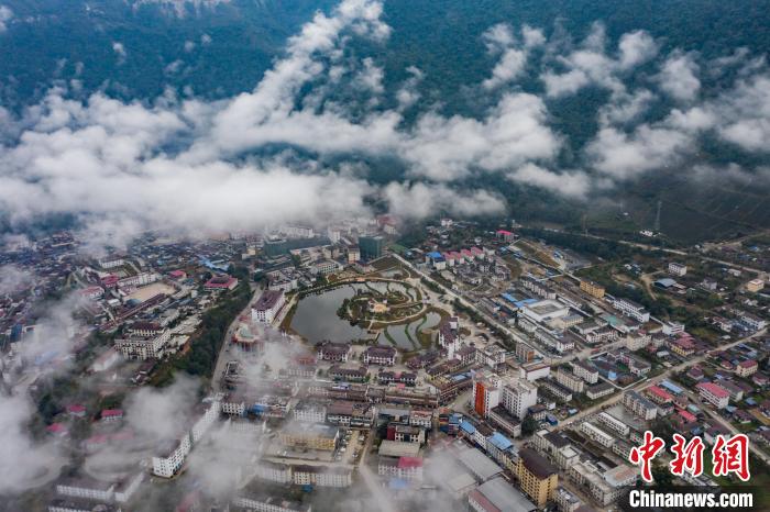 圖為墨脫縣城?！『闻罾?攝