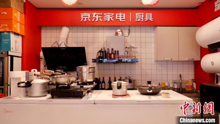 圖為店內(nèi)部分商品展示?！≈x牧 攝