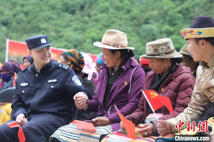 圖為李陽副所長(前排左一)與卓嘎、央宗姐妹共同參加愛國主義教育活動?！〉录?攝