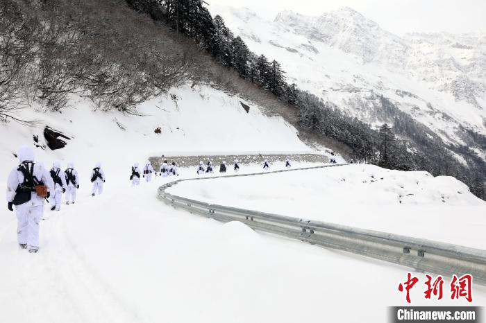 圖為徒步前進?！铎o 攝