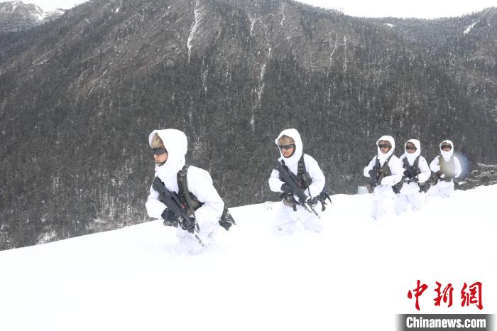 圖為徒步前進?！〗有?攝