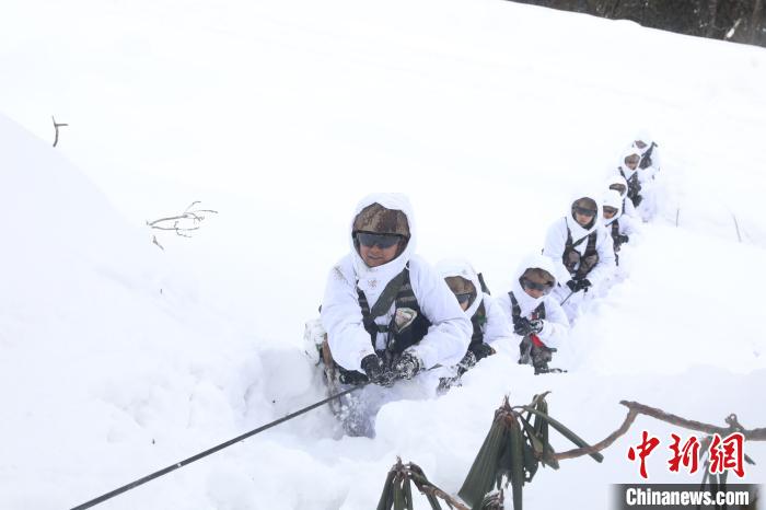 圖為依靠纜繩攀爬。　楊靜 攝
