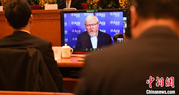 圖為外國(guó)專家通過(guò)線上進(jìn)行分享交流?！≮w朗 攝