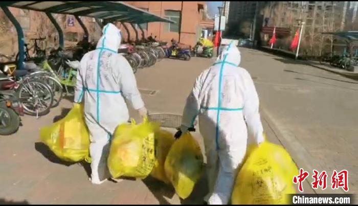 收集垃圾?！¤F西區(qū)委宣傳部 攝