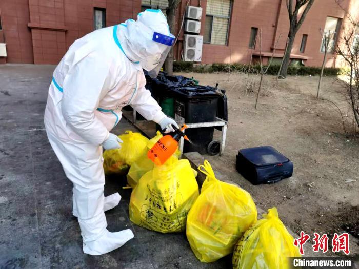 給垃圾做消殺?！¤F西區(qū)委宣傳部 攝