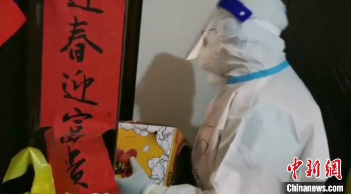 為封閉在家居民送快遞。　鐵西區(qū)委宣傳部 攝