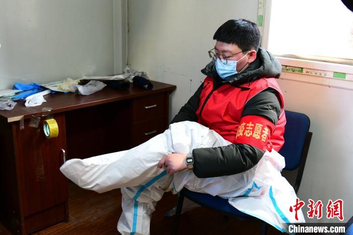 穿防護服?！¤F西區(qū)委宣傳部 攝