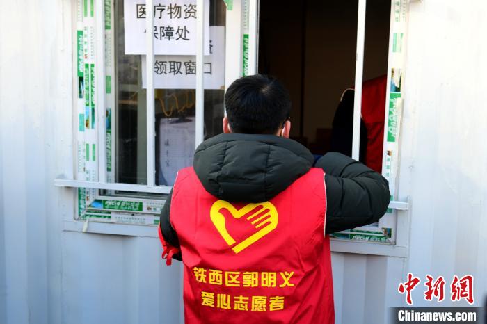 領(lǐng)防護用品?！¤F西區(qū)委宣傳部 攝