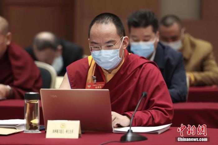 3月9日上午，全國政協(xié)十三屆四次會議舉行小組會議，討論“兩高”工作報(bào)告，審議各項(xiàng)決議和報(bào)告草案。圖為北京友誼賓館宗教界別委員小組會議現(xiàn)場，全國政協(xié)常委、中國佛教協(xié)會副會長、中國佛教協(xié)會西藏分會會長班禪額爾德尼·確吉杰布參加討論。<a target='_blank' ><p  align=