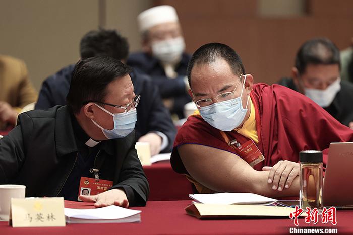 3月9日上午，全國政協(xié)十三屆四次會議舉行小組會議，討論“兩高”工作報(bào)告，審議各項(xiàng)決議和報(bào)告草案。圖為北京友誼賓館宗教界別委員小組會議現(xiàn)場，全國政協(xié)常委、中國佛教協(xié)會副會長、中國佛教協(xié)會西藏分會會長班禪額爾德尼·確吉杰布(右)與全國政協(xié)常委、中國天主教主教團(tuán)主席馬英林(左)交流。<a target='_blank' ><p  align=