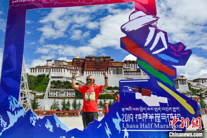 資料圖為2019年8月18日，拉薩舉行半程馬拉松賽?！〗w波 攝