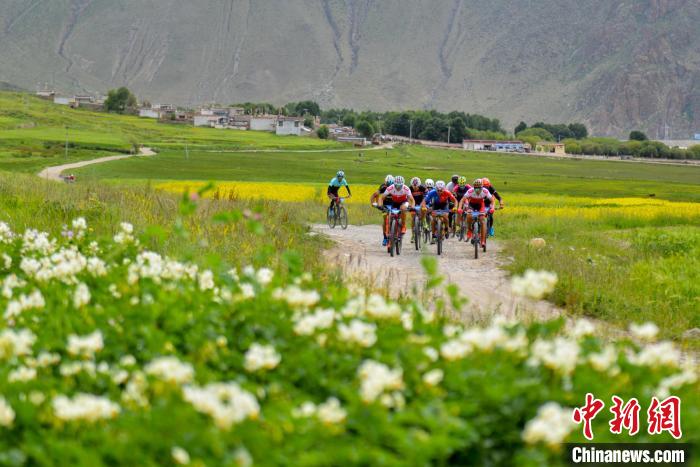 資料圖為2019年，西藏拉薩在堆龍德慶區(qū)舉行楚布溝山地自行車(chē)越野賽?！〗w波 攝
