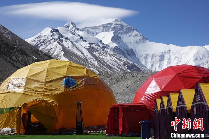 5月9日的珠峰北坡登山大本營(yíng)?！∪轿木?攝
